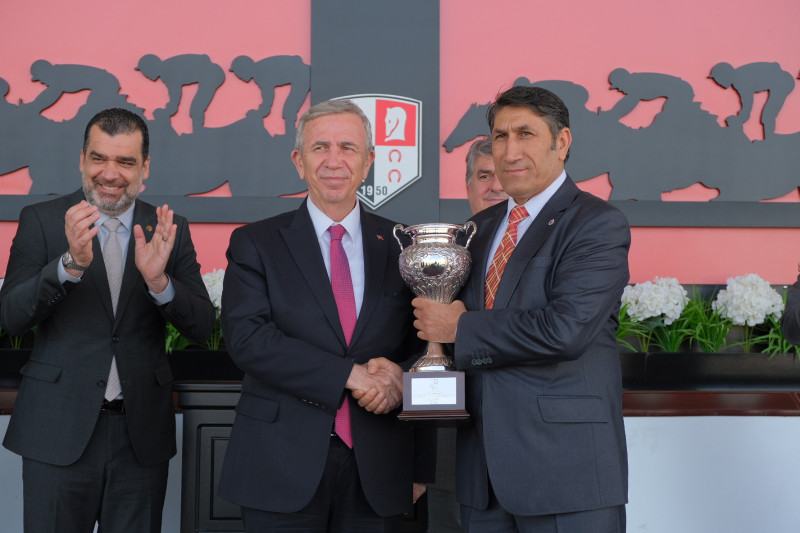 Koşunun ardından d&uuml;zenlenen t&ouml;rende, kazanan safkanın sahibi adına Mehmet Demir'e kupasını Ankara B&uuml;y&uuml;kşehir Belediye Başkanı Mansur Yavaş takdim etti.