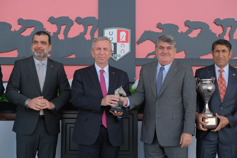 T&uuml;rkiye Jokey Kul&uuml;b&uuml; Başkanı Serdal Adalı ise Ankara B&uuml;y&uuml;kşehir Belediye Başkanı Mansur Yavaş'a g&uuml;n&uuml;n anısına bir hediye takdiminde bulundu.