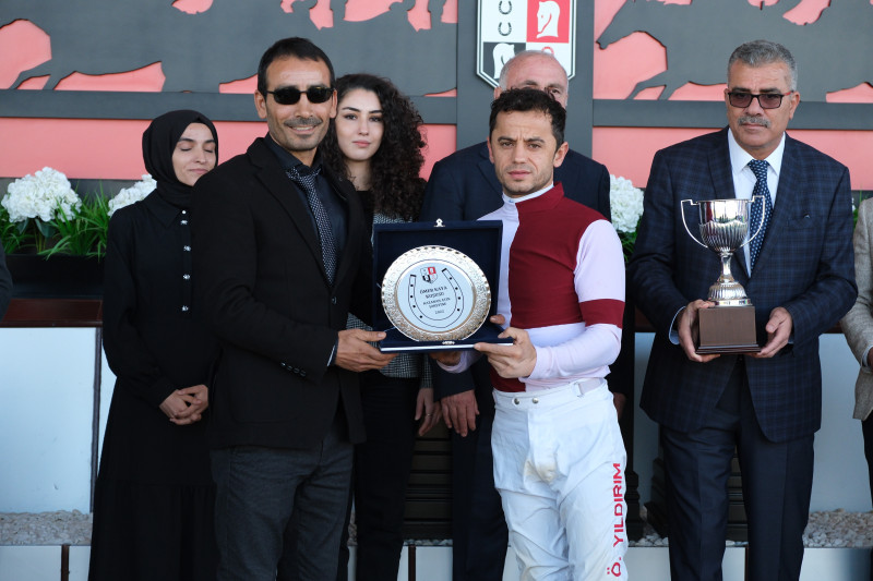 Merhum jokeyimizin ağabeyi Selim Kaya da kazanan tayın jokeyi Özcan Yıldırım’a plaketini takdim etti.