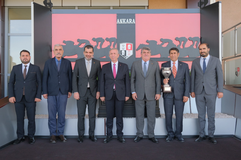 T&ouml;rene T&uuml;rkiye Jokey Kul&uuml;b&uuml; Genel Saymanı Adil Mert Kaya ve davetliler de katıldı.