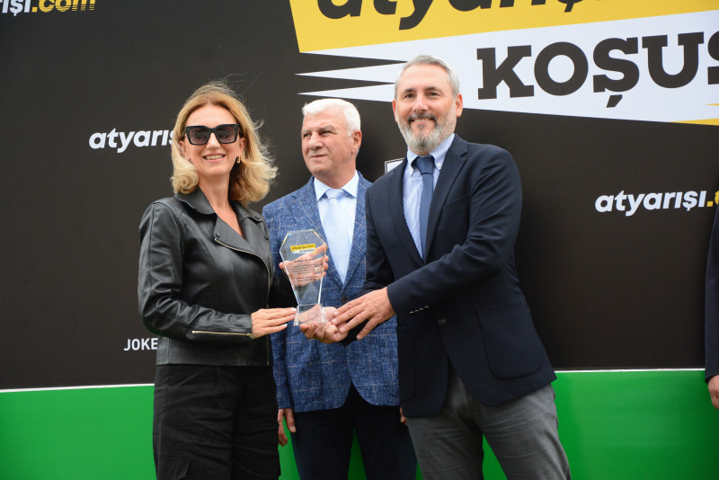 atyarışı.com Yönetim Kurulu Üyesi Arda Uysal ayrıca kazanan tayın sahibesi Şebnem Tınaz'a ödülünü takdim etti.